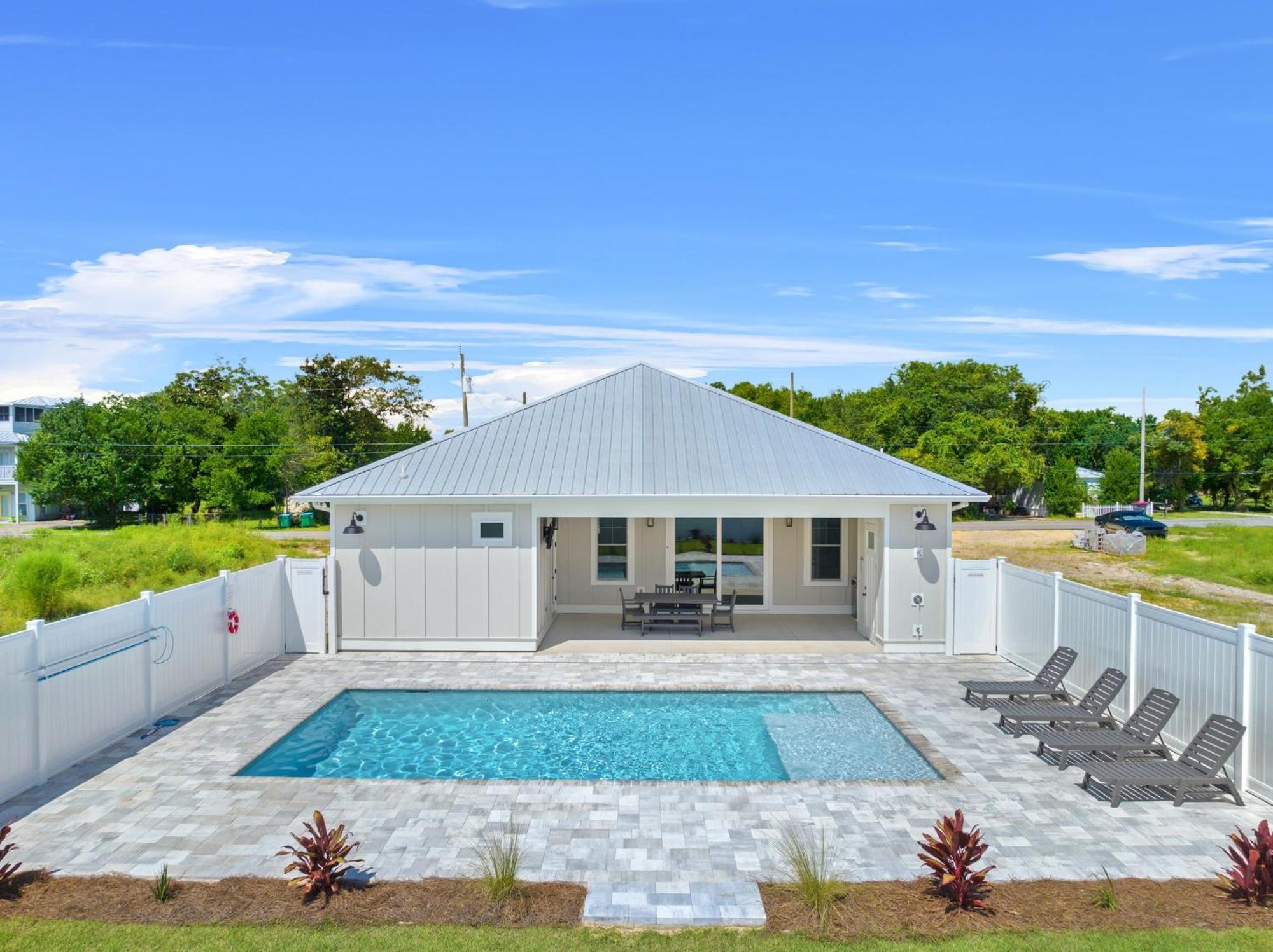 Brand New With In-ground Pool, Four From Beautiful Laguna Holiday home