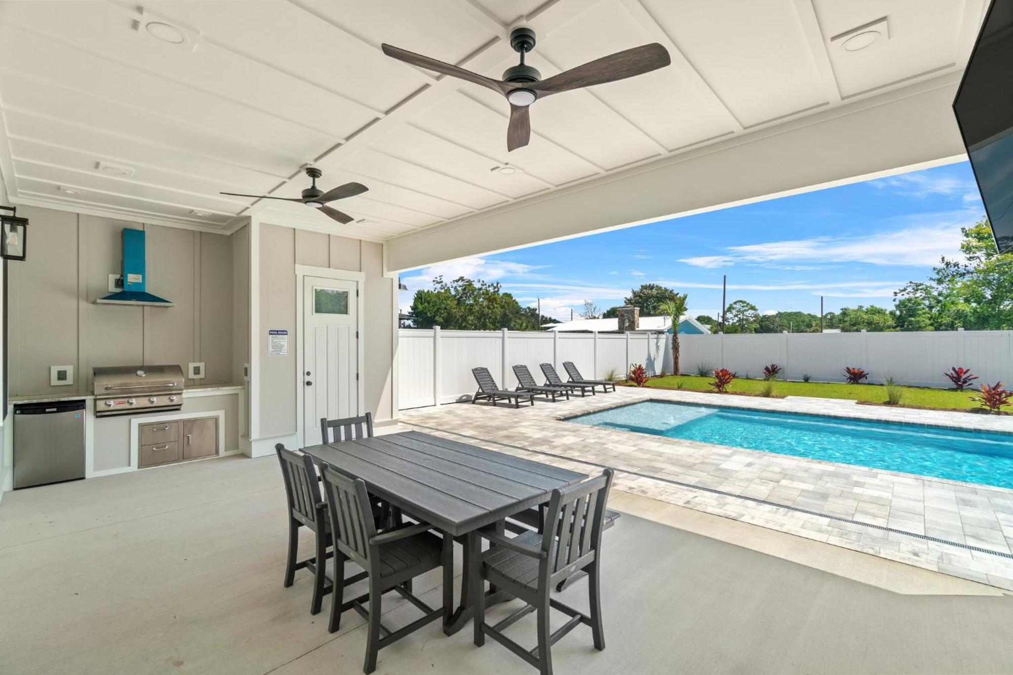 Brand New With In-ground Pool, Four From Beautiful Laguna Holiday home