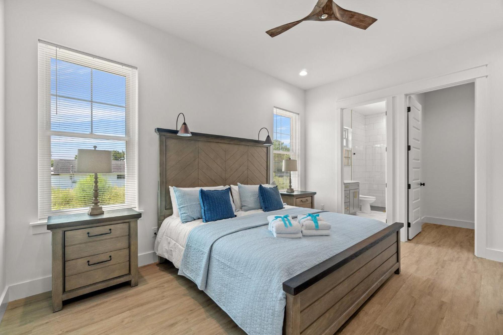 Brand New With In-ground Pool, Four From Beautiful Laguna Holiday home